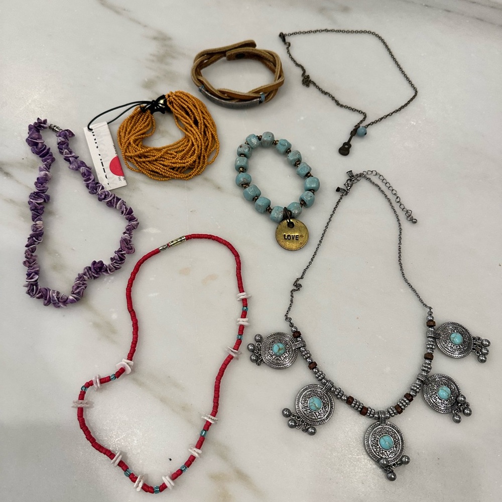 Jewelry lot: 4 necklaces & 3 bracelets. Turquoise. Beaded. Shell. 2 new w/tags.